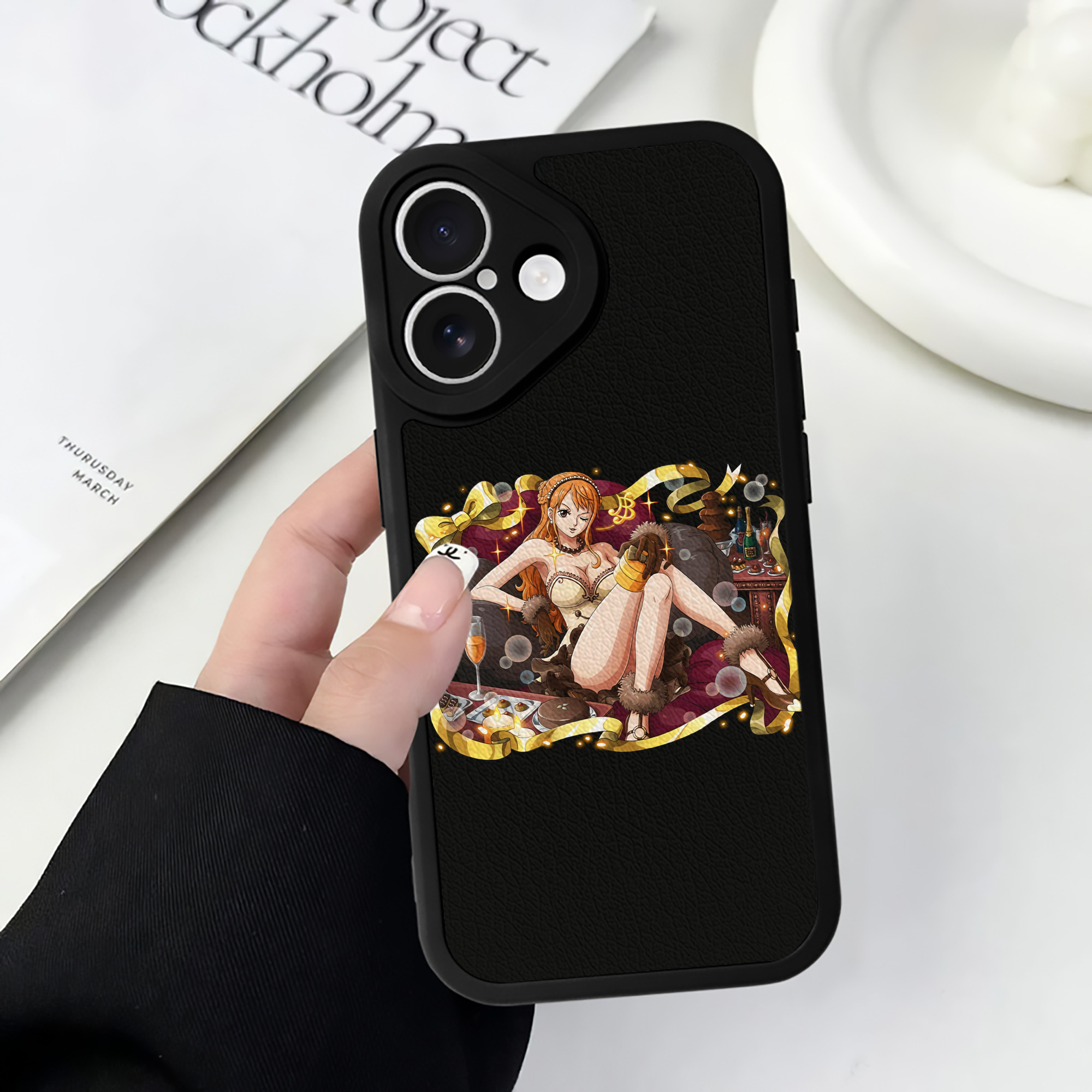 （画像用） ワンピース ナミ ONE PIECE Nami 【iPhone 16シリーズ対応】シリコンスマホケース（レザー調） 材質：シリコン